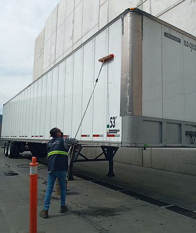 Personal para lavado de tractocamiones